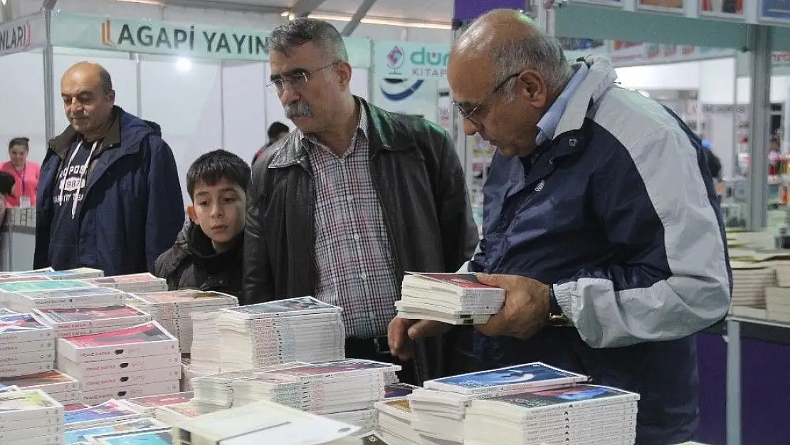 '2. Kitap Fuarı´nı 9 günde 120 bin kişi ziyaret etti'