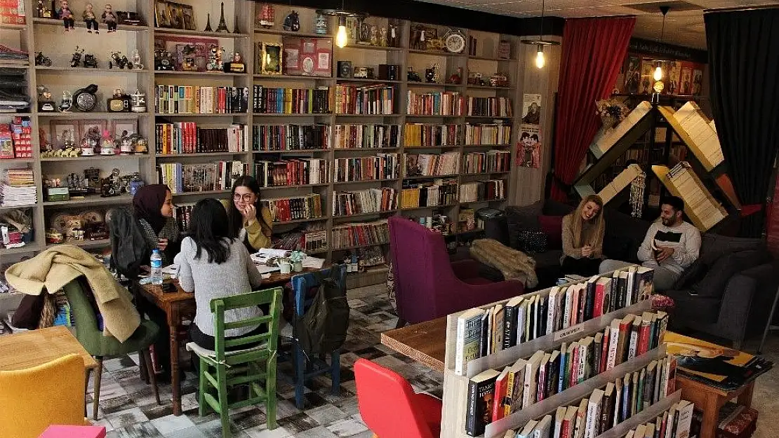 'Kitap okumayı sevdiren mekan ''Kitap Kafe'''