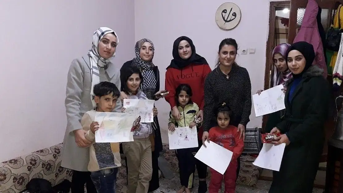 'Suriyeli çocuklar ülkeleriyle ilgili düşüncelerini resmetti'