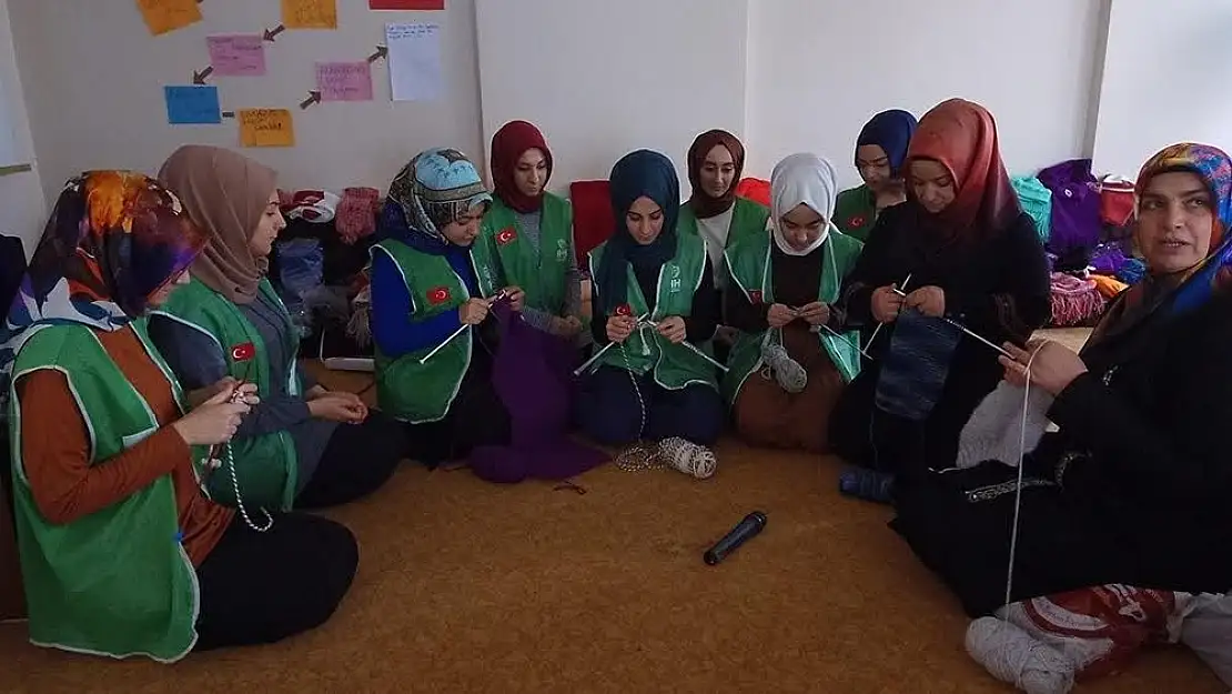 'Elazığ´da kadınlar, yetim ve mülteciler için örüyor'