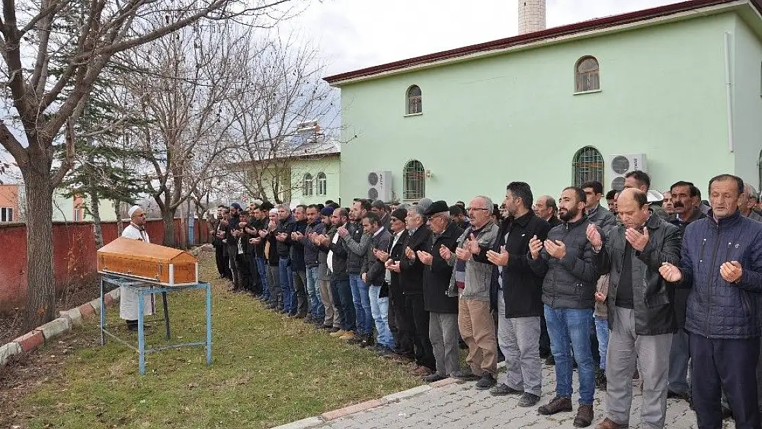 'Evinde ölü bulunan akademisyen son yolculuğuna uğurlandı'