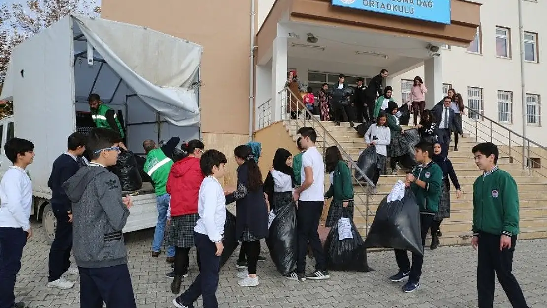 'Öğrencilerden hayır çarşısına kıyafet bağışı'