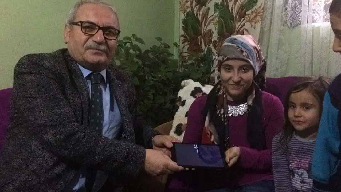 'Engelli Merve´nin tablet sevinci'
