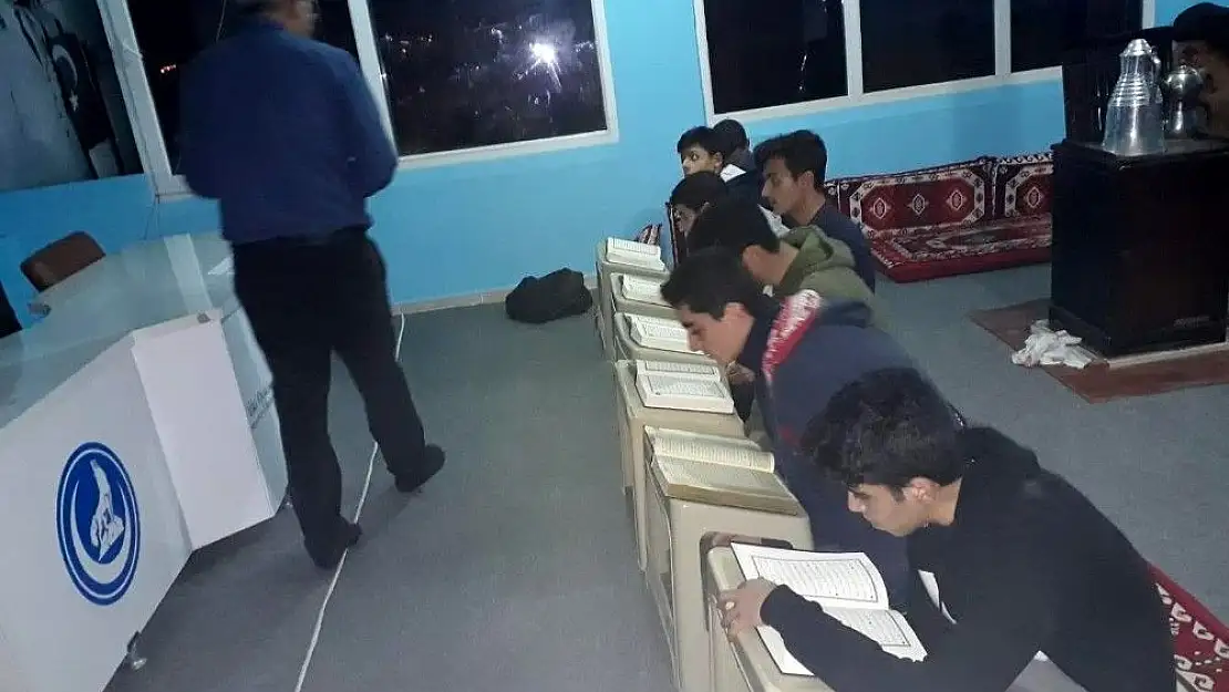 'Ülkücü gençler Kuran´ı Kerim ve İngilizce öğreniyor'