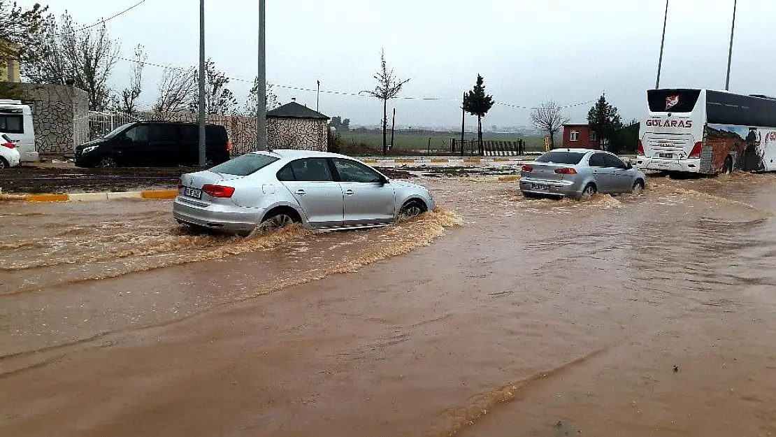 'Adıyaman´da cadde ve sokakları su bastı'