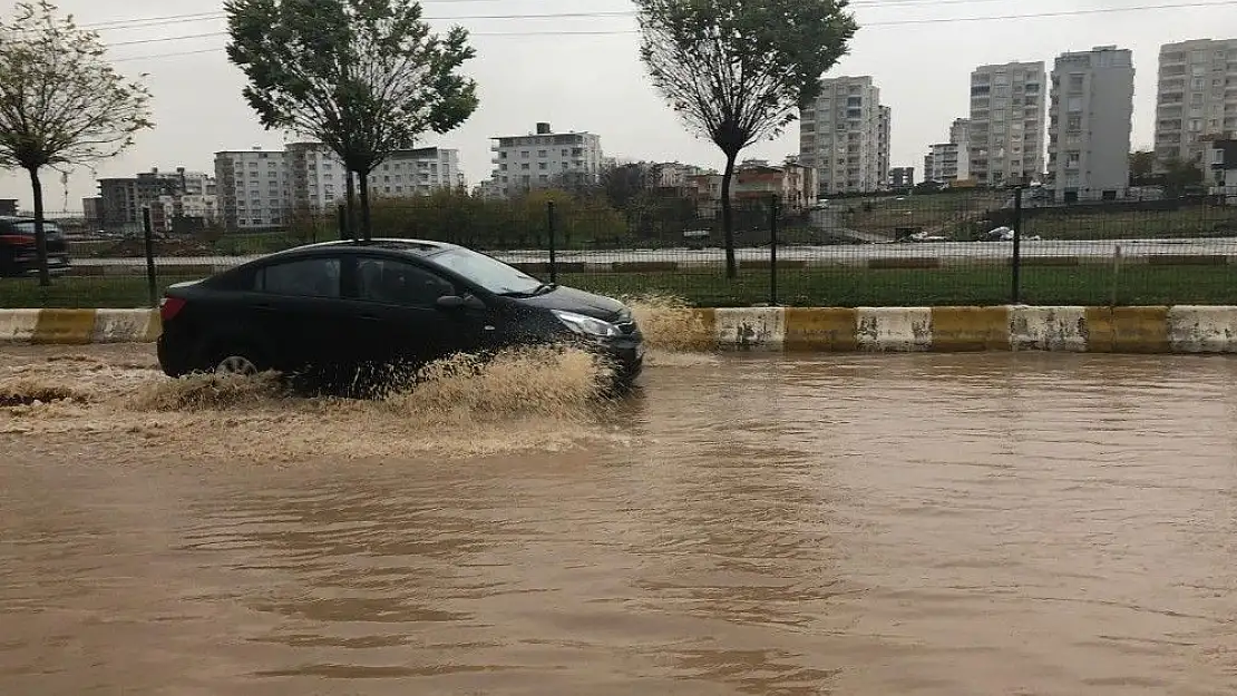 'Kahta ilçesinde cadde ve sokaklar göle döndü'