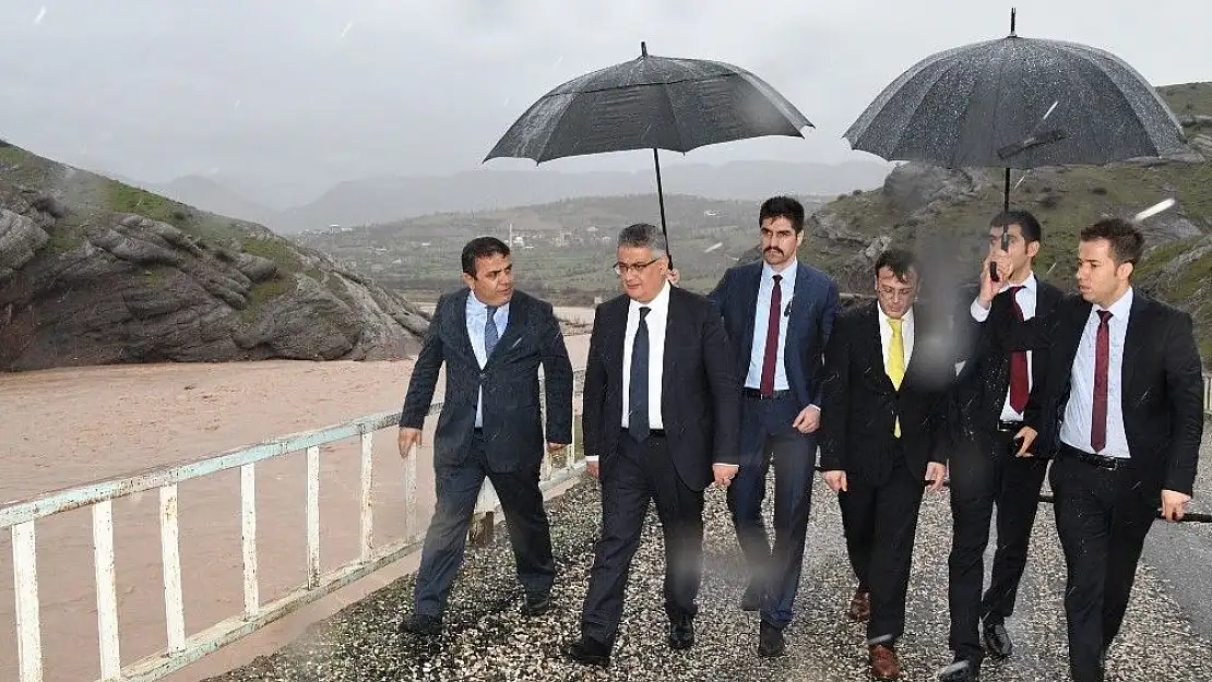 'Vali Pekmez, selde zarar gören Kesertaş Köprüsünü inceledi'