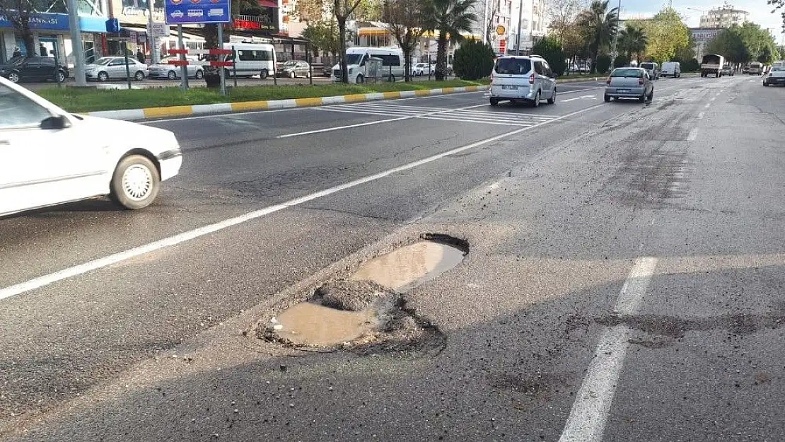 'Yoldaki çukur kazaya davetiye çıkarıyor'