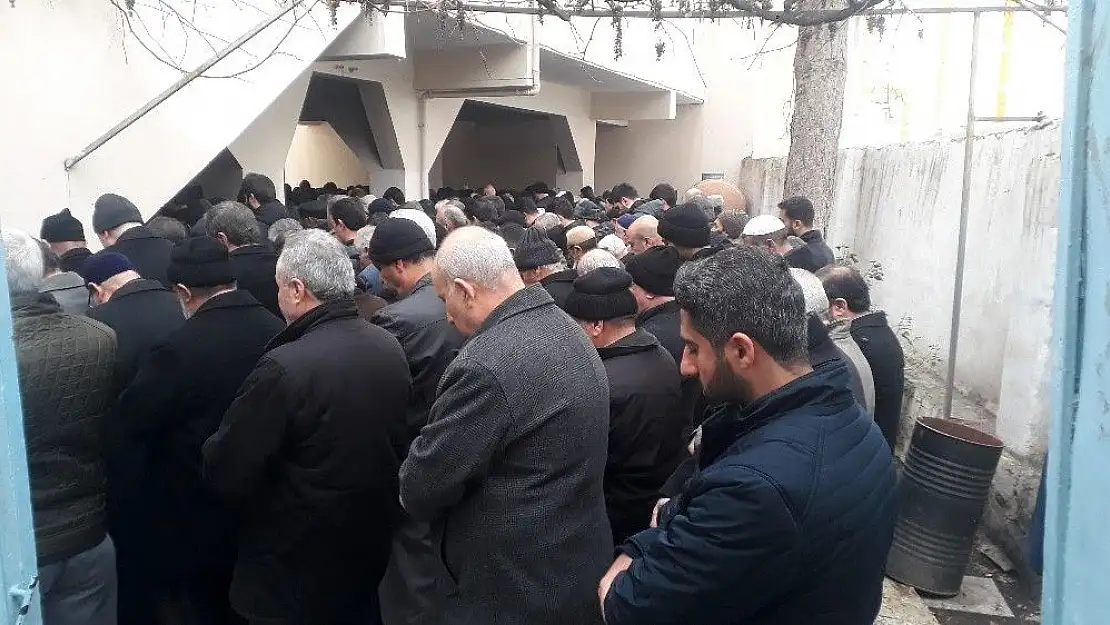 'Ayrıldığı eşi tarafından öldürülen 3 çocuk annesi, son yolculuğuna uğurlandı'