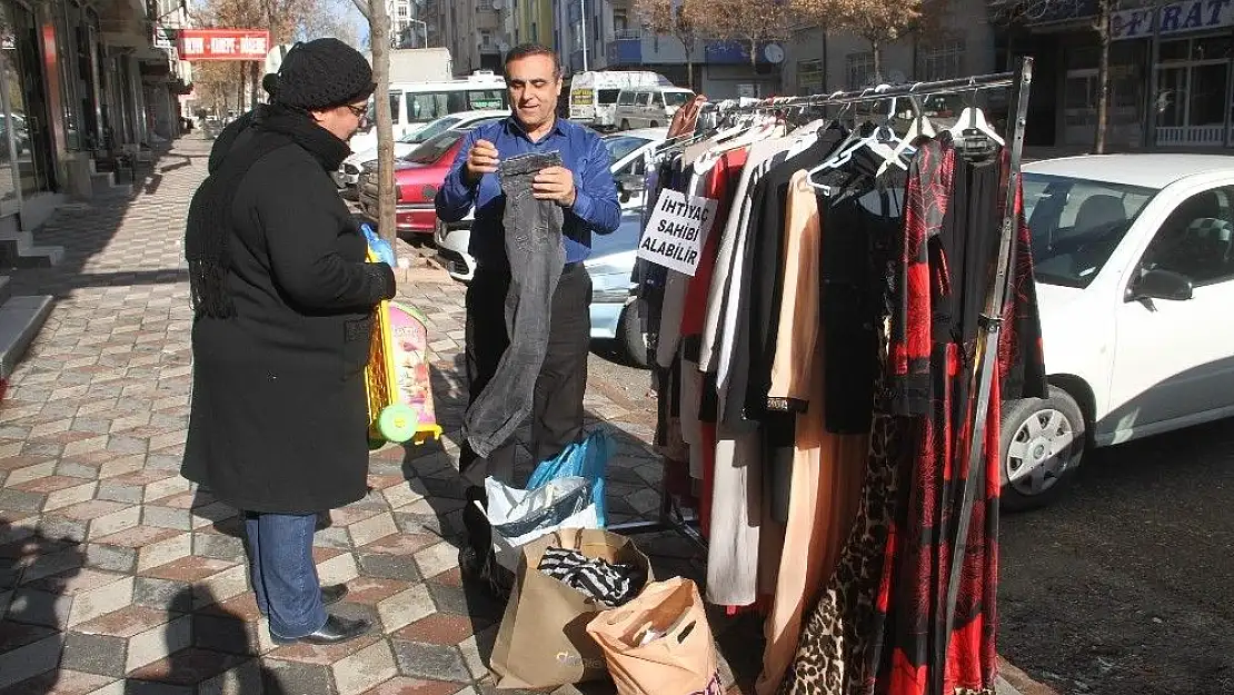 '65 yaşındaki terzi, ´Askıda Kıyafet´ ile ihtiyaç sahiplerini sevindiriyor'