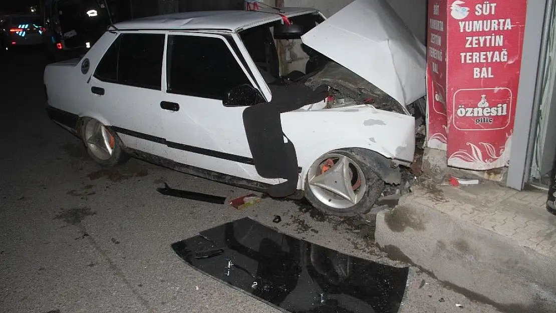 'Otomobil duvara çarptı: 2 yaralı'