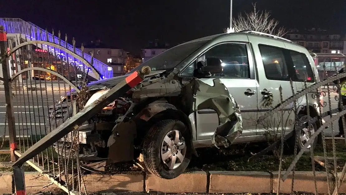 'Hafif ticari araç, demir korkuluklara çarptı'