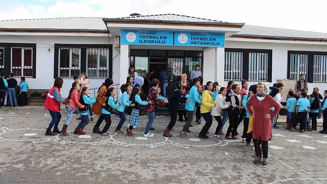 'Köy okullarındaki öğrenciler gönüllü gençlerle eğleniyor'