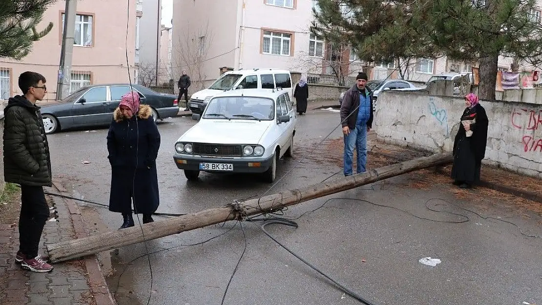'Çürüyen telefon direği sokağa devrildi'