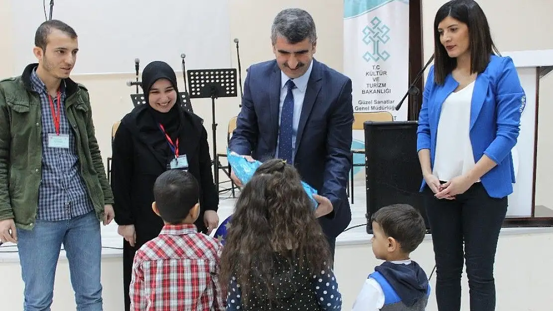 'Üniversite öğrencileri mahkum kadın ve çocuklarının yüzlerini güldürdü'