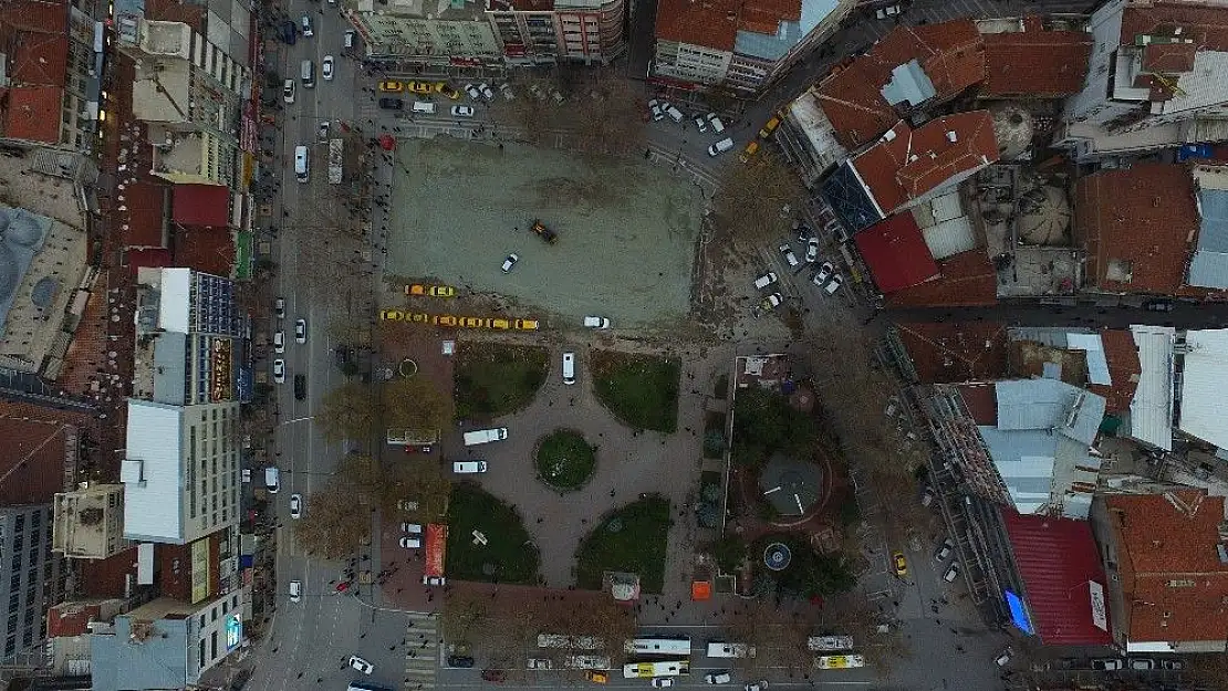 'Başkan Polat, yeni kent meydanı çalışmalarını inceledi'