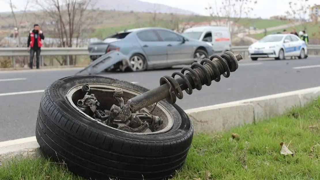 'Kazada otomobilin tekeri koptu: 2 yaralı'