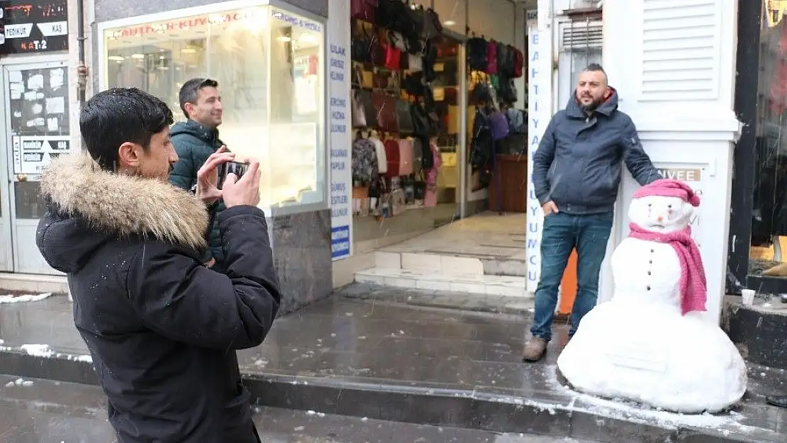 'Bu kardan adamın yüzü gülmüyor'