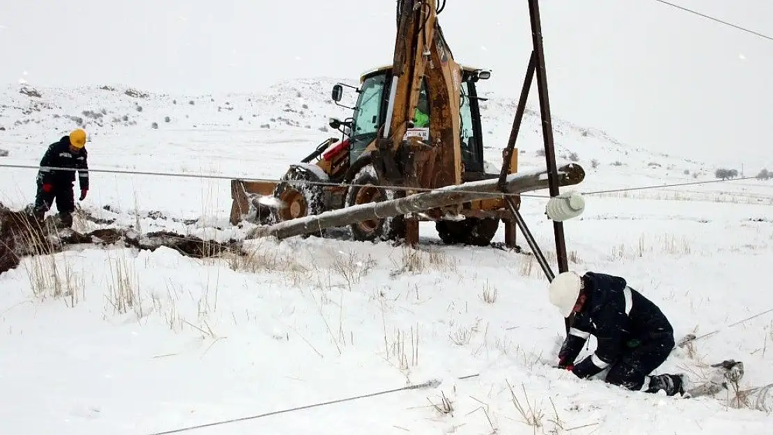 'Kardan devrilen elektrik direklerini ´enerji timleri´ onarıyor'