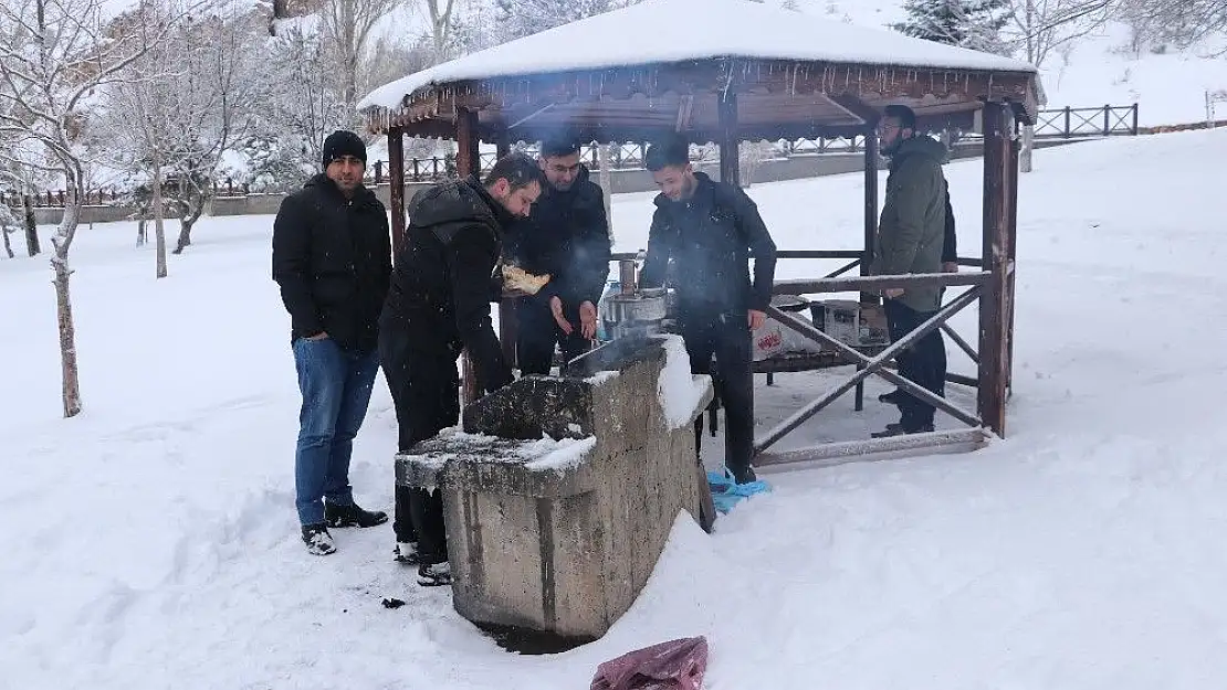 'Sivaslıların karda mangal keyfi'