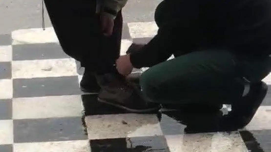 'Engelli adam bağlayamayınca eğilip ayakkabı bağcıklarını bağladı'