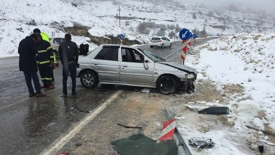 'Otomobil karlı yolda takla attı: 4 yaralı'