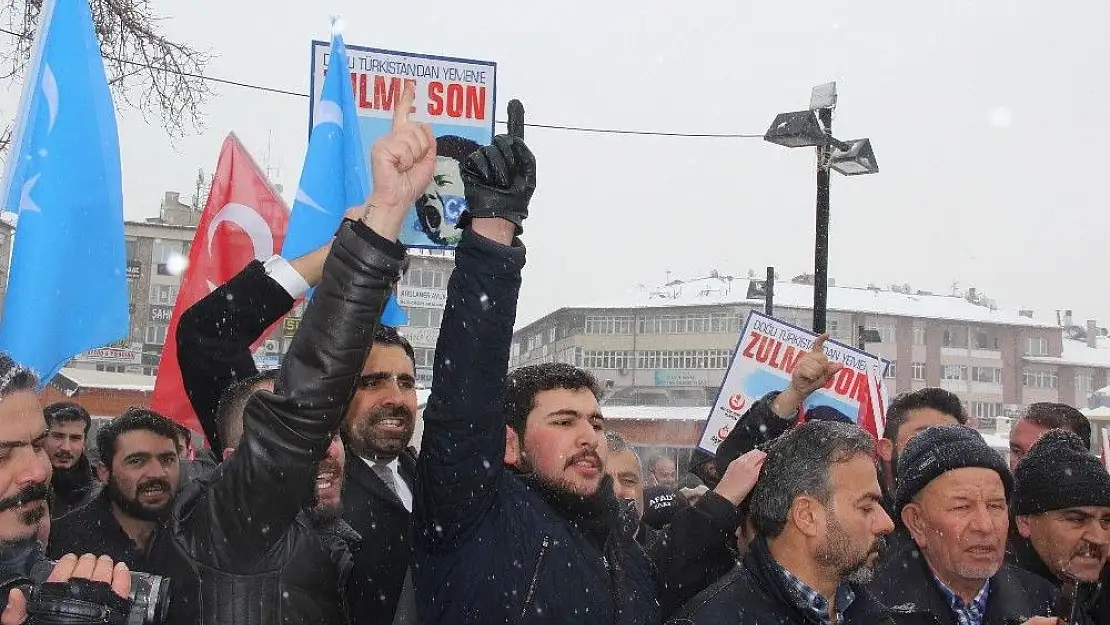 'Sivas´ta kar altında Çin protestosu'