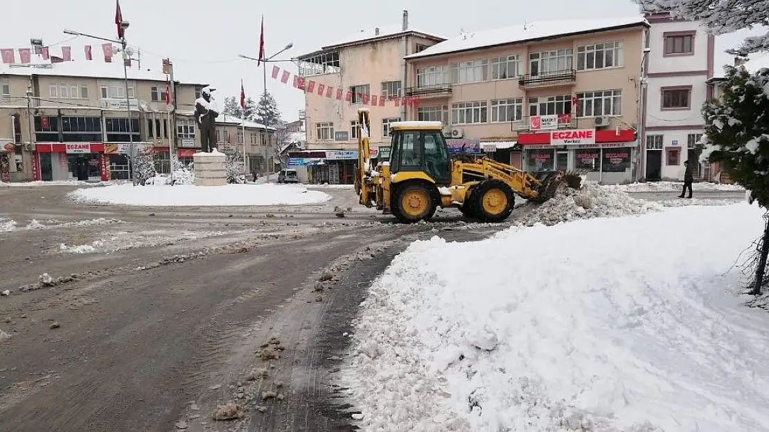 'Akçadağ´da karla mücadele sürüyor'