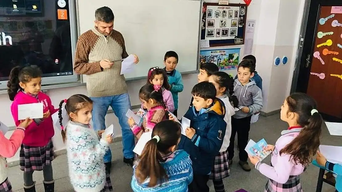 'Öğrencilere 900 km uzaklıktan yılbaşı kartı yollandı'