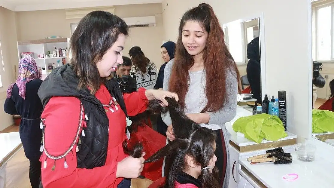'Öğrencilere ücretsiz saç bakımı yapıldı'