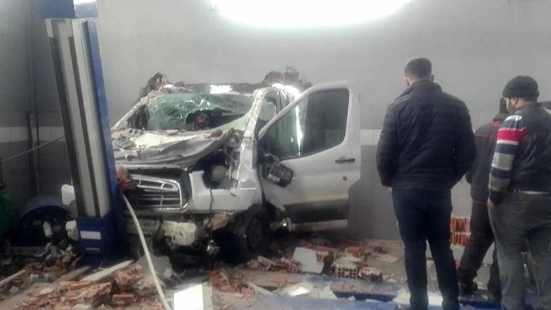 'Pikap, duvarı deldi: 2 yaralı'