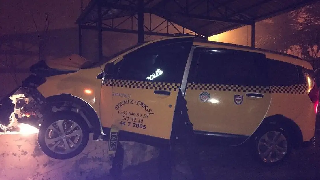'Ticari taksi duvara çarptı: 1 Yaralı'