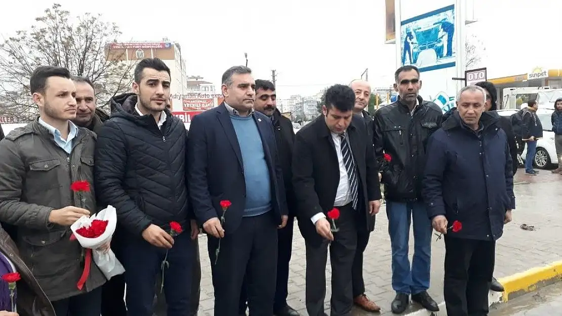 'CHP´liler kazanın meydana geldiği yola karanfil bıraktı'