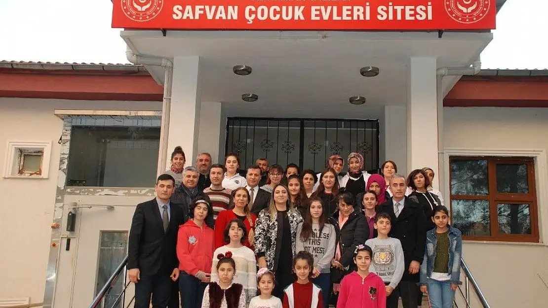 'Vali eşi Pekmez sevgi evlerindeki çocuklarla bir araya geldi'