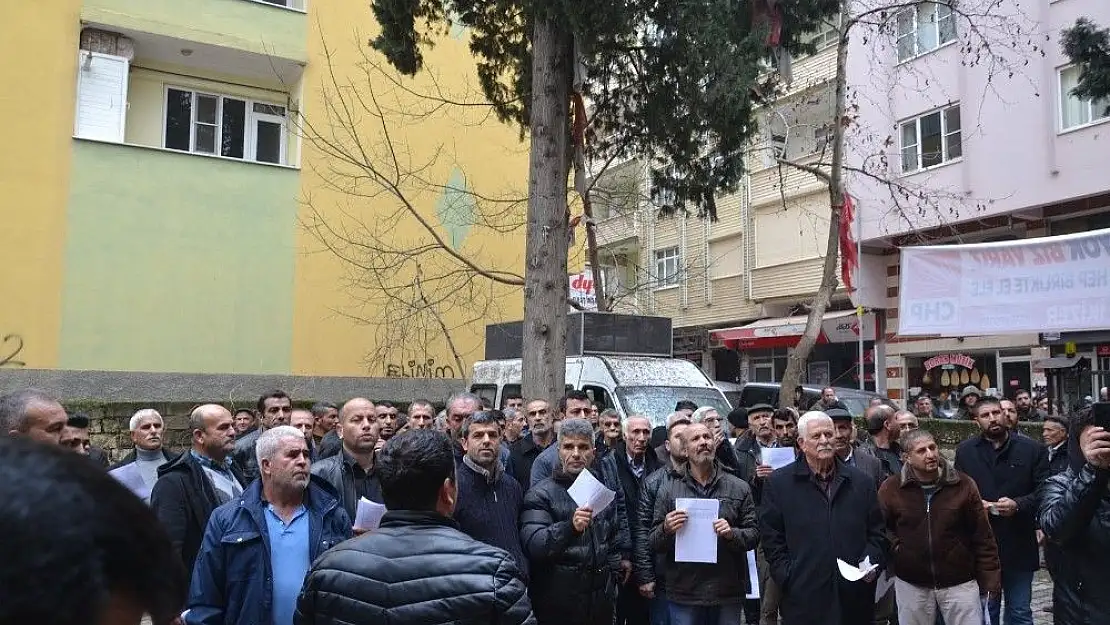 'İstifa etmek için giden kalabalığı içeri almadılar'