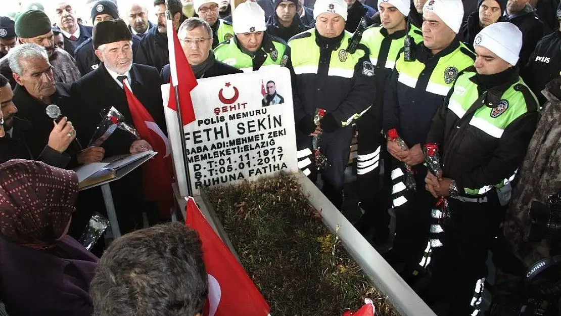 'İzmir Kahramanı Şehit Fethi Sekin için kabri başında anma töreni'