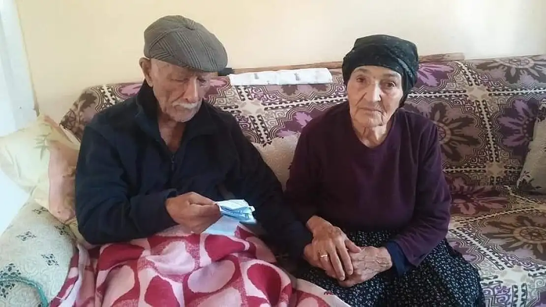 '70 yıldır aynı yastığa baş koyan çifti ölüm bile ayıramadı'