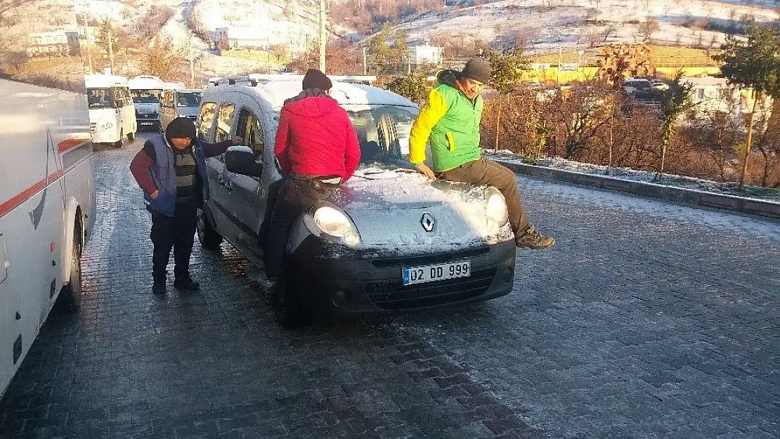 'Buz pistine dönen yolda araçlar kaydı'