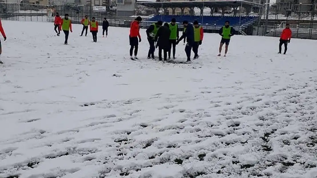 'Yeşilyurt Belediyespor karla kaplı zeminde çalıştı'