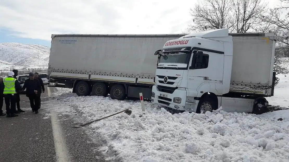 'kayganlaşan yolda tır şarampole kaydı'