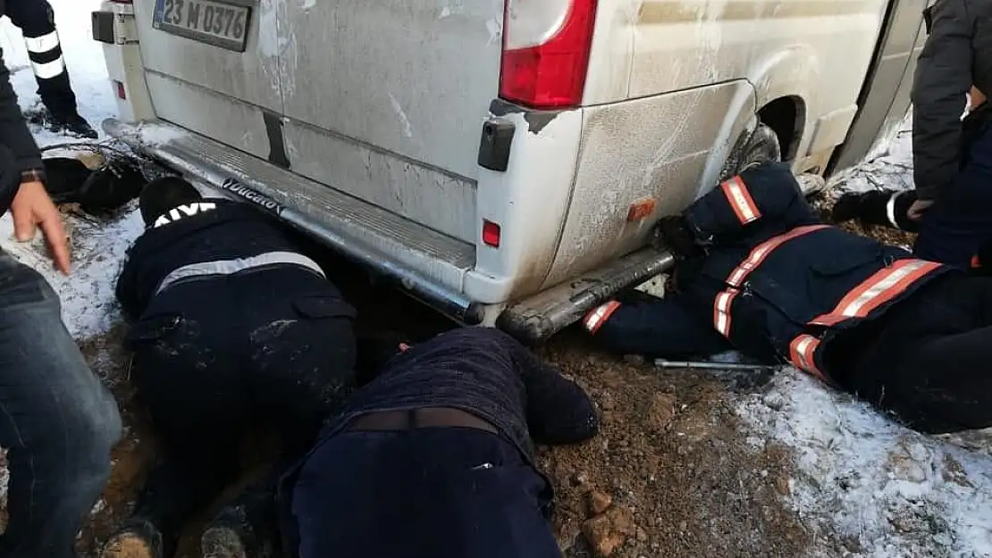 'Minibüs altında kalan çocuk kurtarıldı'