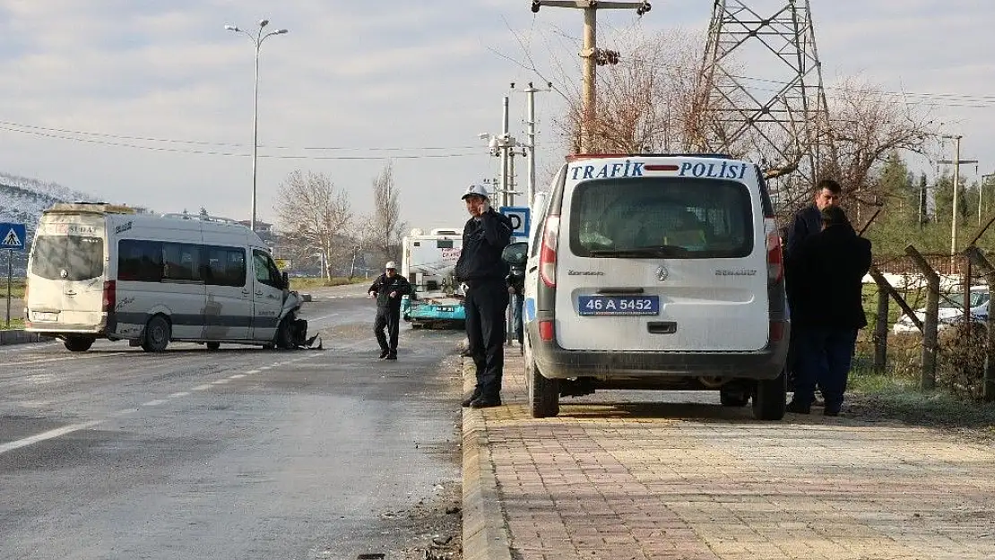 'Öğrenci servisi halk otobüsüne çarptı: 8 yaralı'