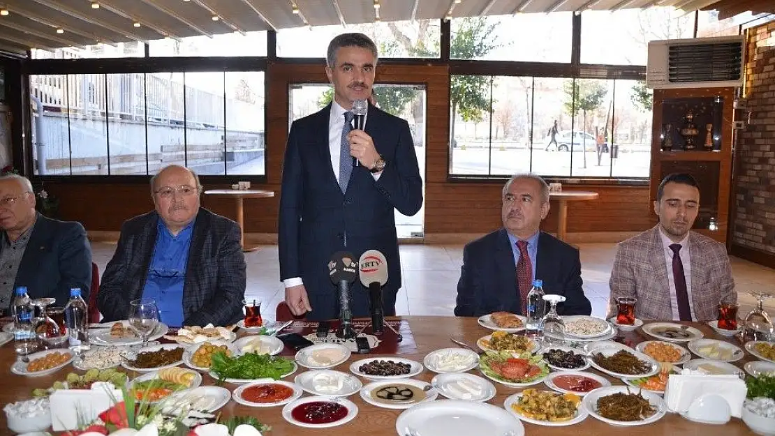 'Vali Baruş, gazetecilerle bir araya geldi'