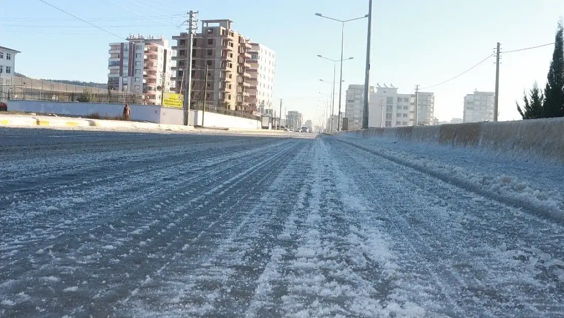 'Yollar buz pistine döndü'