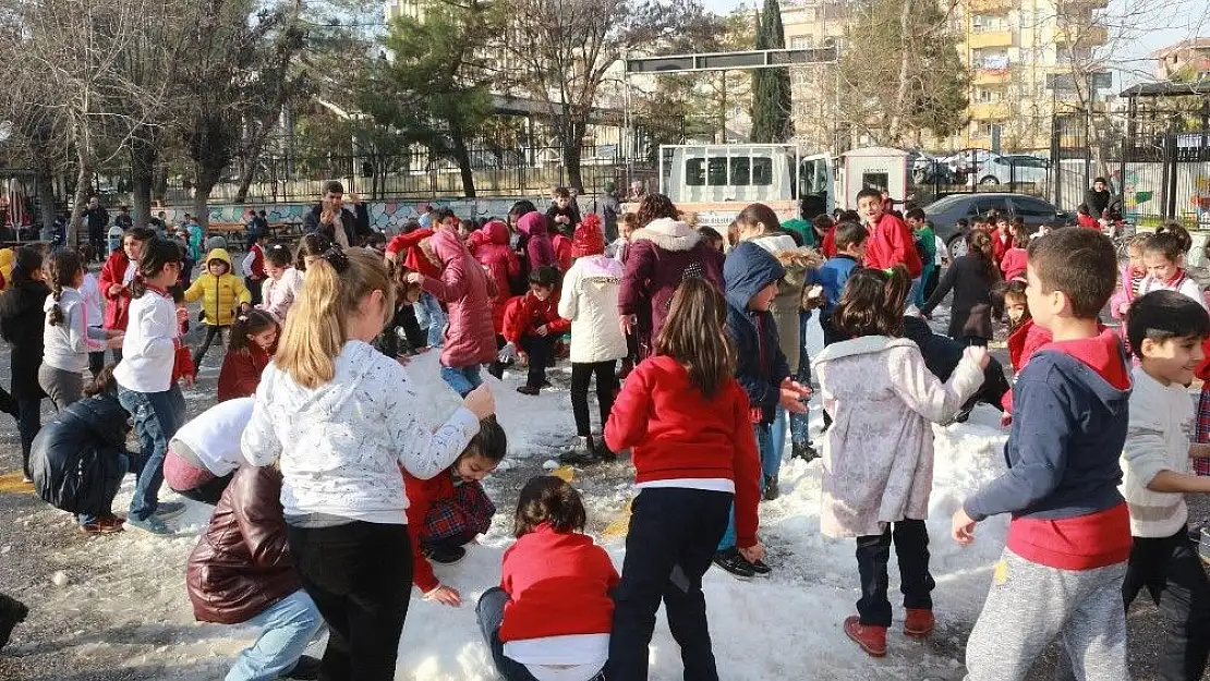 'Kar yağmayınca okula kar taşıdılar'