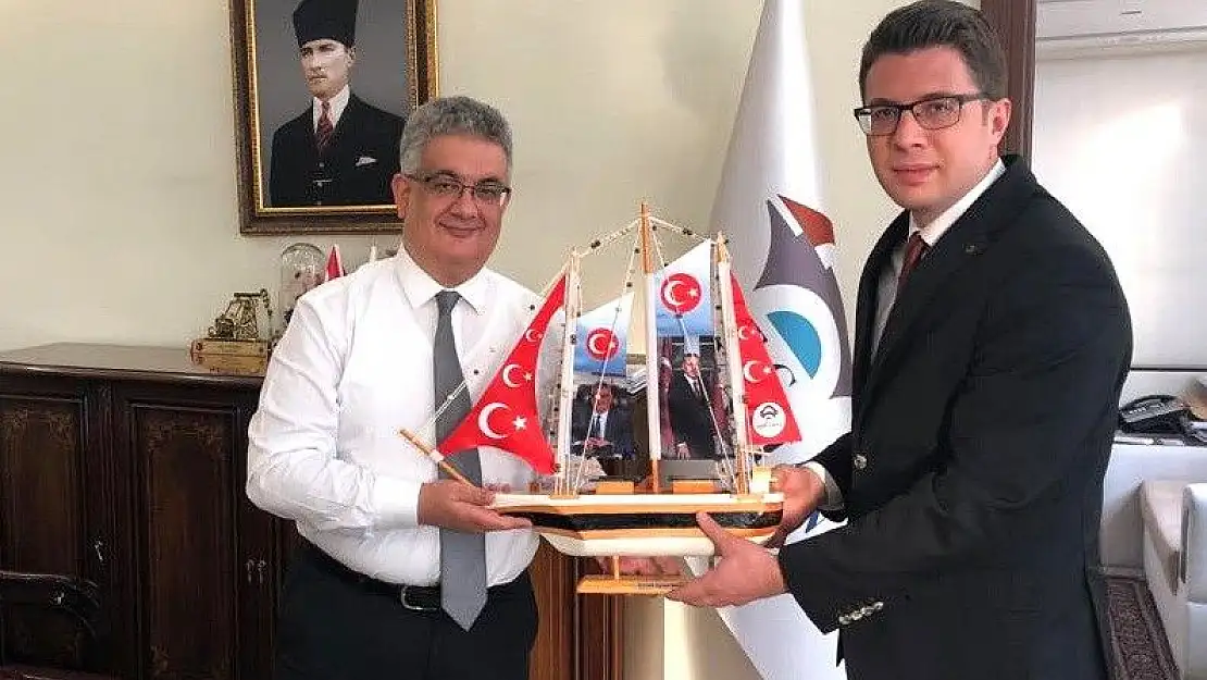'Tutlu kadınlar dekoratif ahşap maket gemiler yapıyor'