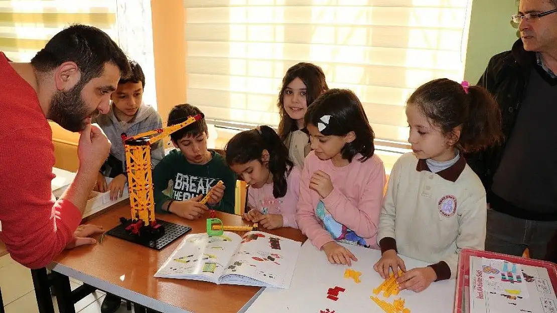 'İlkokul öğrencilerine robotik kodlama eğitimi'