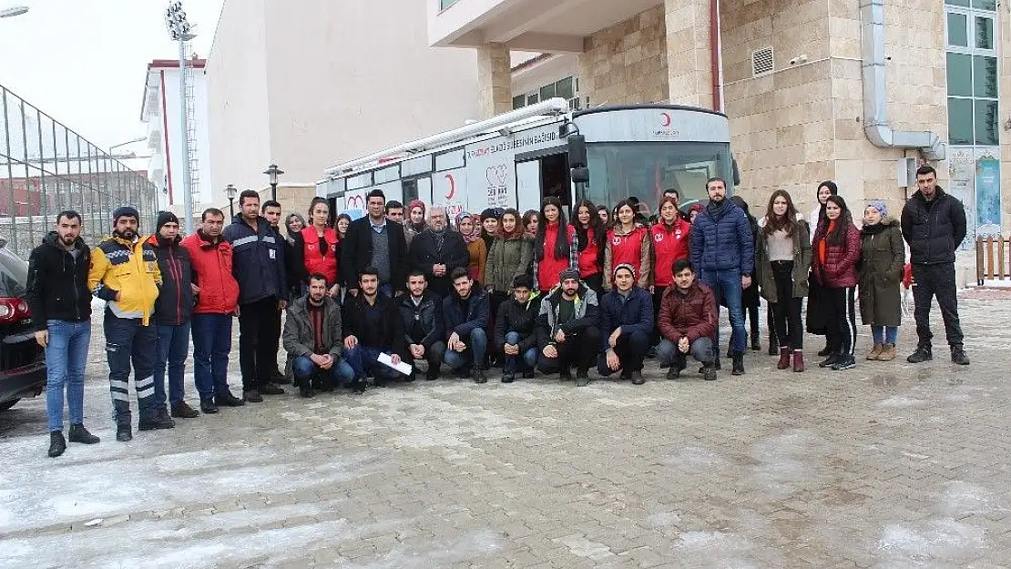 'Üniversiteli gençler, kan bağışında bulundu'