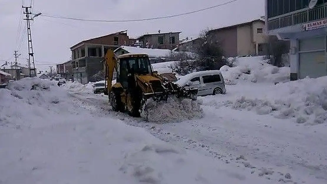 'Çelikhan´da kar yağışı devam ediyor'