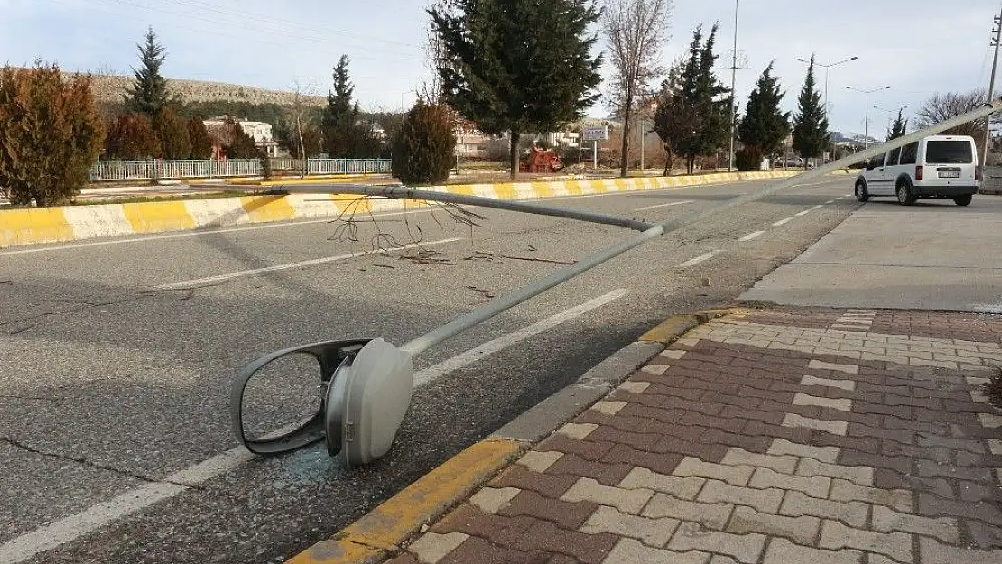 'Şiddetli rüzgar elektrik direğini devirdi'